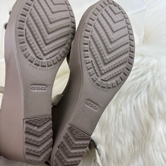 CROCS Cream Wedge Sandals with Minimalist Design - Picture 10 of 11
